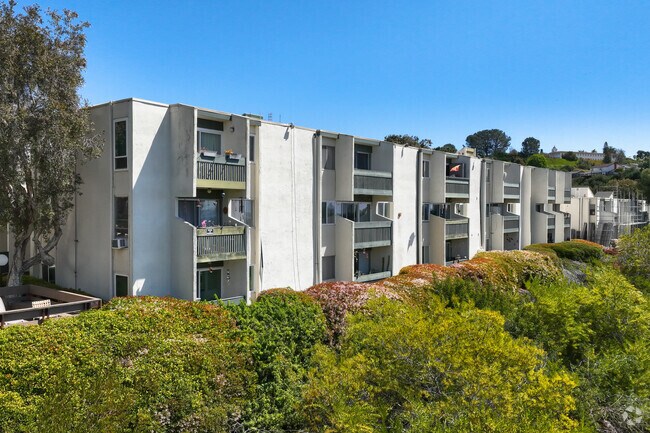 4060-4064 Av. Huérfano - Bayho Condominiums