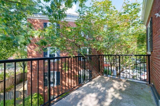 Building Photo - Gorgeous End Unit 1 Rental
