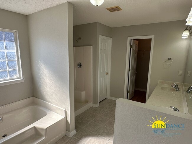 Photo - Beautiful 4 Bedroom Home in Navarre!