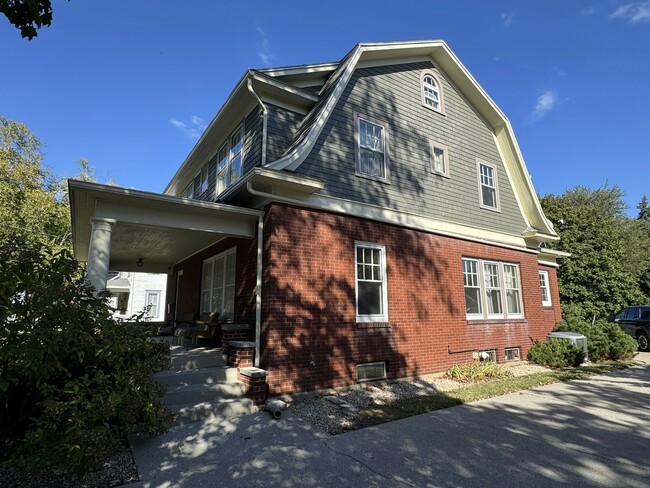 Photo - 808 Castalia St