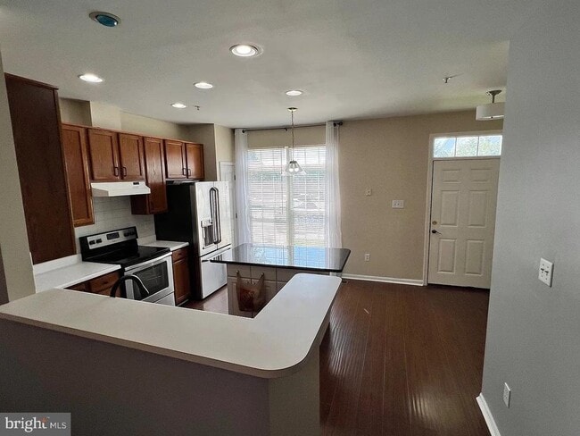 Photo - 439 Amelanchier Ct