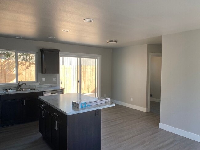 Photo - 3 Bedroom 2.5 Bath Townhouse!