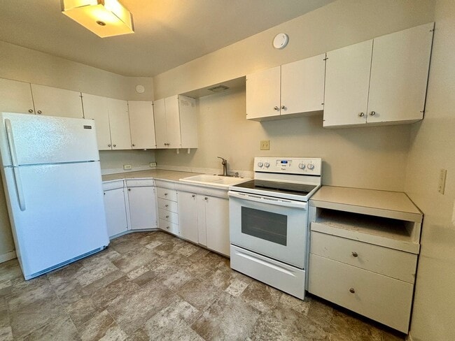 Photo - Pet friendly 3 bed, 2 bath Duplex - next to park, quiet neighborhood!