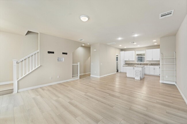 2651 W Lincoln Ave