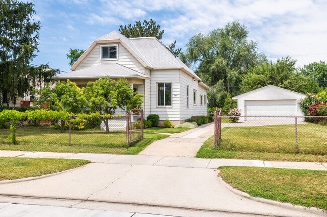 Photo - 756 Glendale St W