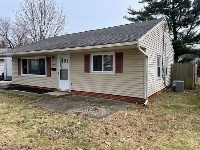 Photo - 1747 Benjamin Rd