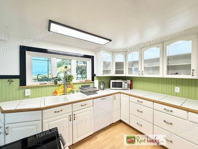 Photo - 1612 Markham Ave NE