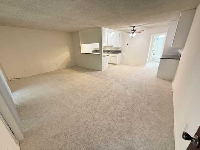 Unit º8 - Living Room & Dining Room - 3775 S Canfield Ave