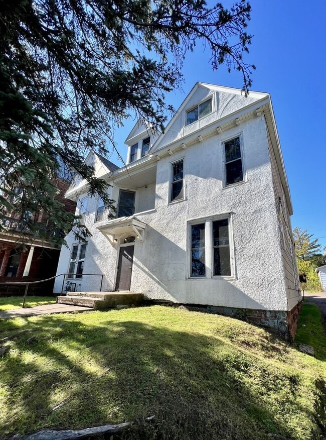 Building Photo - 1513 E Superior St Unit 6