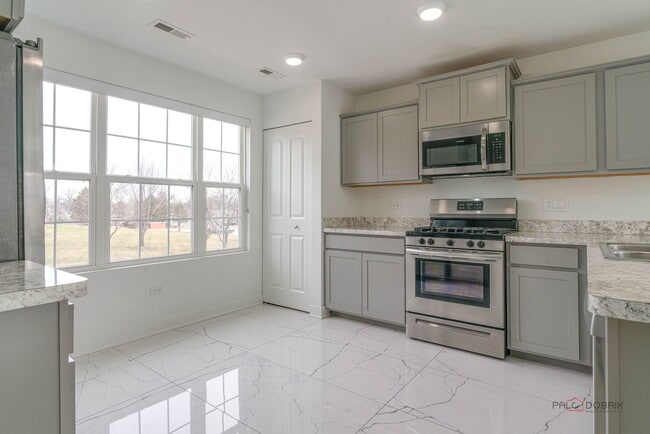 Photo - 667 W Hickory St