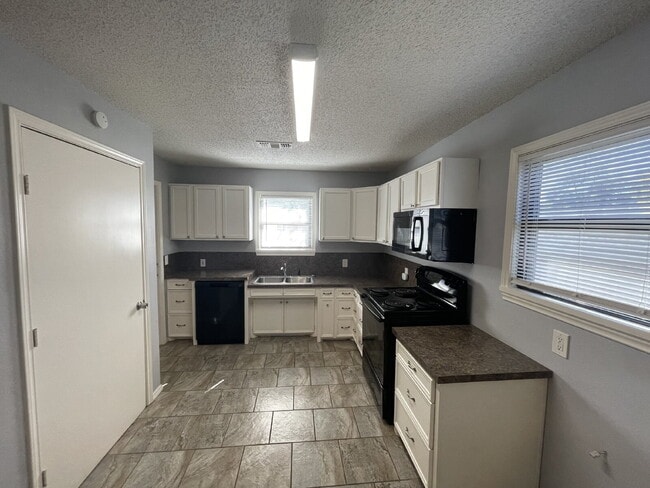 Beautiful House Located Close To Elementary / High School & Marsha Sharp Fwy!