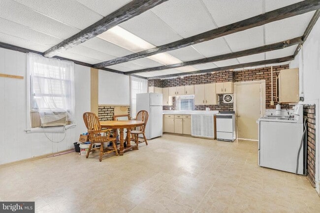 Building Photo - 522 Monmouth St Unit 2 Rental