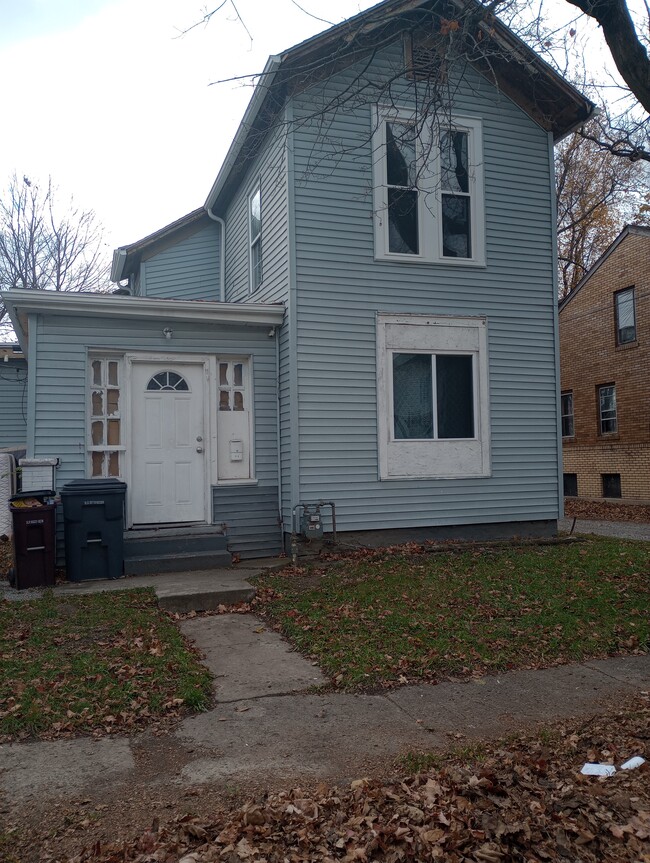 Nice cozy home - 619 Faurot Ave House