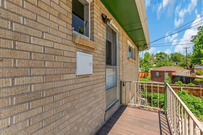 Building Photo - 1524 Jasmine St Unit 4 Rental
