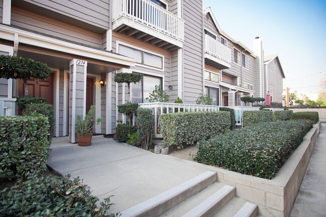 Building Photo - 1214 S Mayflower Ave Unit D