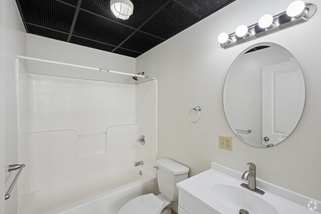 2BR, 2BA - 805SF - Primary Bathroom