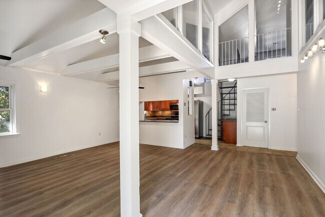 Photo - Newly Renovated 3BD/2BA Penthouse, 1/2 Blo... Unidad A