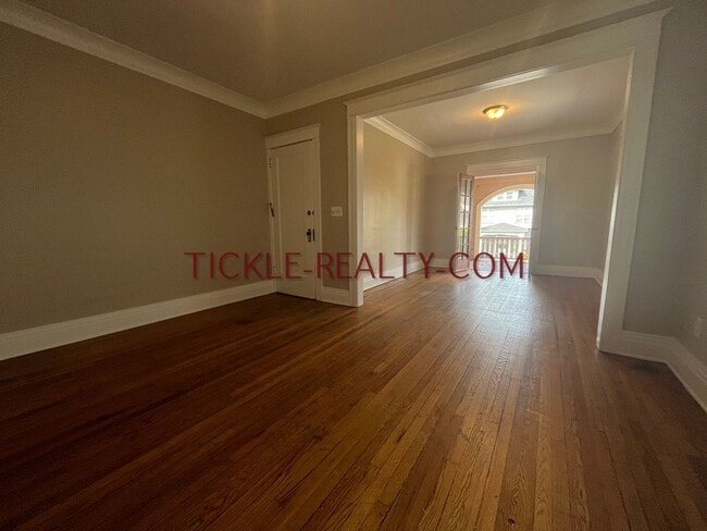 Building Photo - 126-128 Laburnam Unit 126-UP