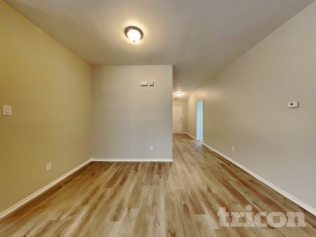 Photo - 1107 Longhorn Ln