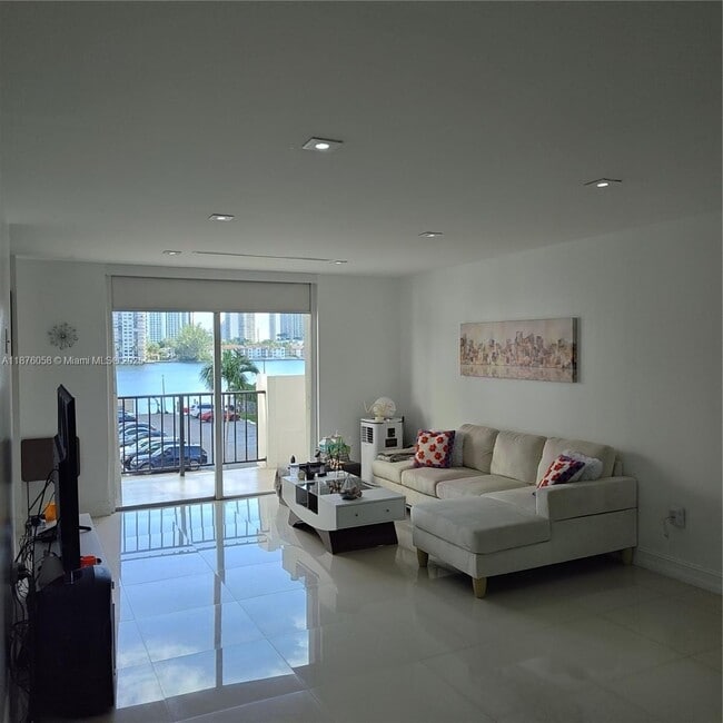 Building Photo - 2750 NE 183rd St Unit 301 Rental