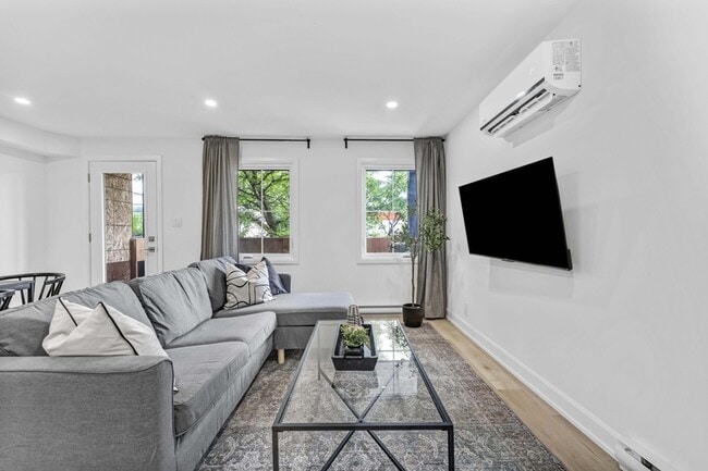 Photo - 887 Somerset St W