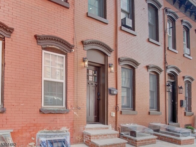 Photo - 16 Eagles St