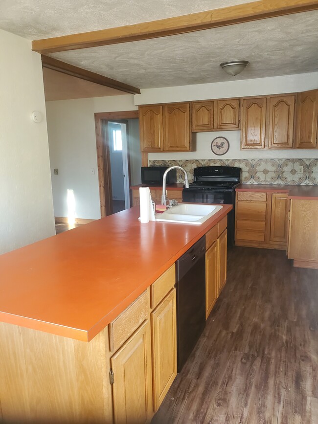 Lots of cabinet and counter space - 902 S Lundstrom St