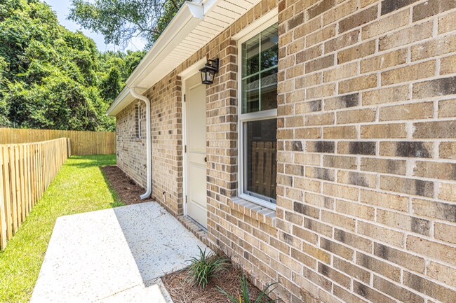 Photo - 454 Reeves St