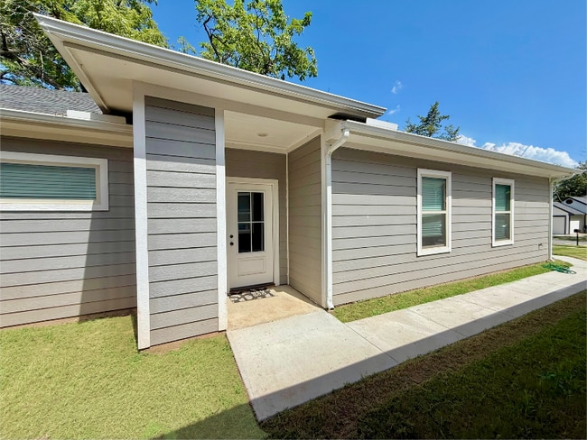 Building Photo - 531 E Monterey St Rental