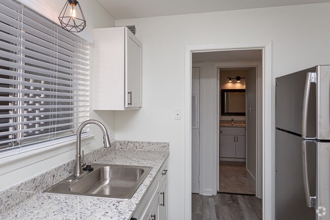 1 BR, 1 BA - 620 SF