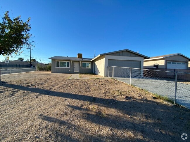 Building Photo - 3 BEDROOM 2 BATH HOUSE LOCATED CLOSE TO SC...