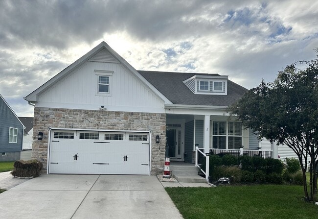 Building Photo - This beautiful home in Plantation Lakes ha...