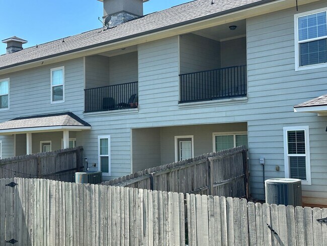 Photo - College Station - 3 Bedroom - 2.5 Bath - 2 car garage - fenced in back yard - Near Rock Prairie