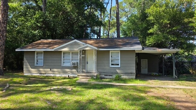 Building Photo - Charming Single Family Home