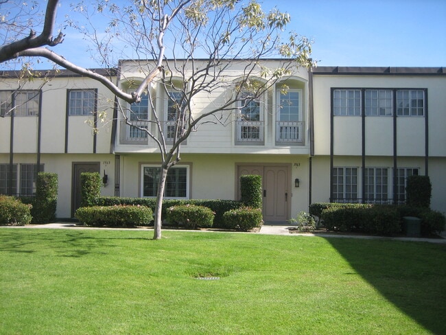 Building Photo - 1963 W Greenleaf Ave Unit J