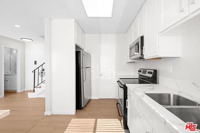 Photo - 1206 S Holt Ave Unidad 4