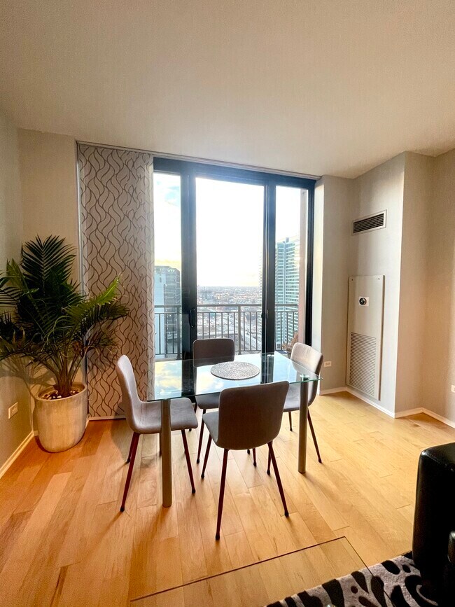 Great Views! - 330 N Jefferson St Unit 2207