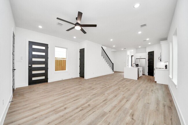 Photo - 3308 Hardy St