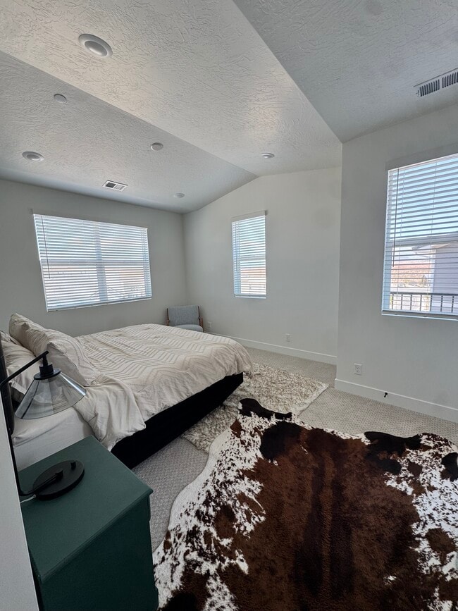 Dormitorio 1: Principal con baño privado y vestidor. Patio adicional. - 6051 S Silver Birch Ln Unidad 2-302