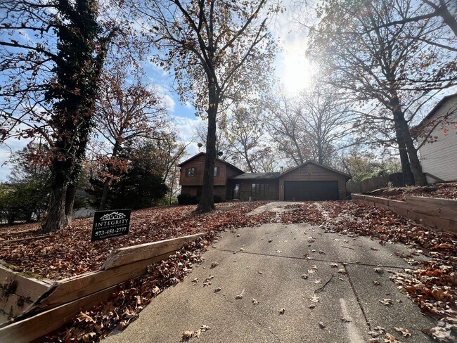 Building Photo - Fenced home close to FLW!