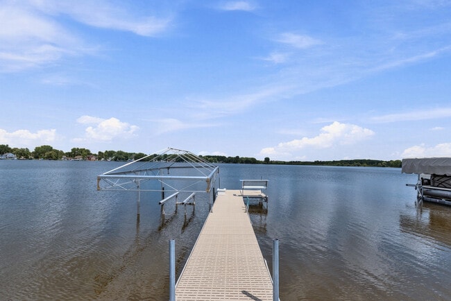 Elevador de pontones para botes - 2438 Lough Ln