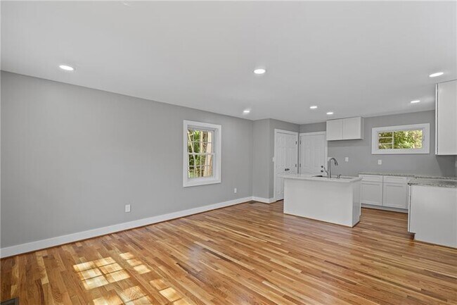 Photo - 2889 Macon Dr SE