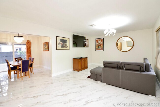 Photo - 842 NE 154th St