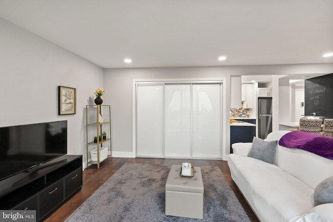 Building Photo - 3245 Rio Dr Unit 1012
