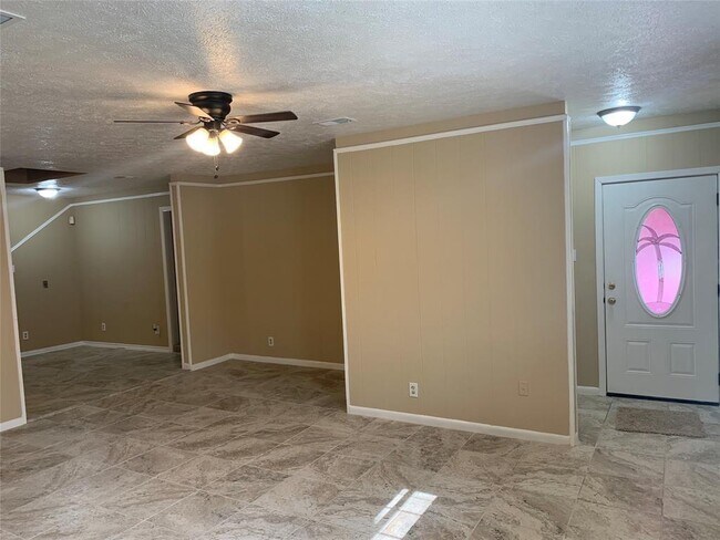 Photo - 323 Dalby St