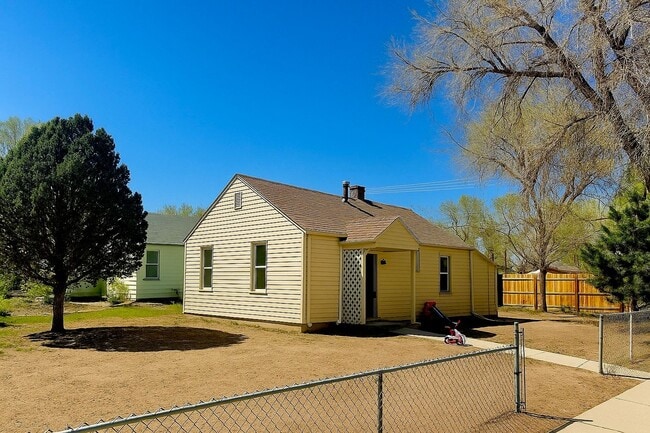 Building Photo - 2101 W 17th St Unit A