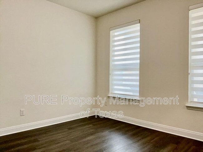 Photo - 1008 Brenham Ln