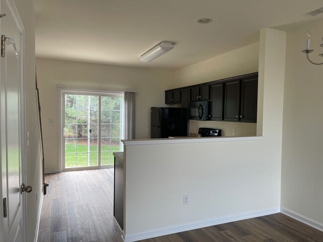 Building Photo - Spacious Duplex close to schools and shopping. Move in mid-June