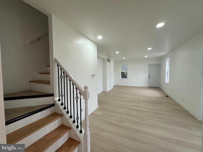 Photo - 489 N Church St