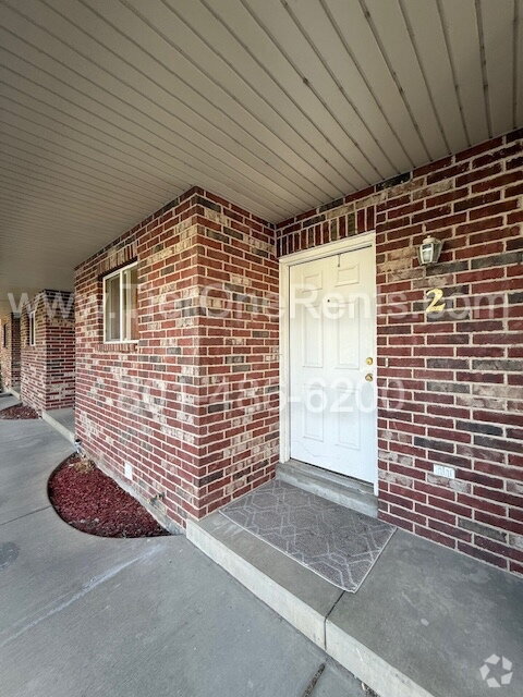 Building Photo - NO DEPOSIT option available for qualified ... Rental